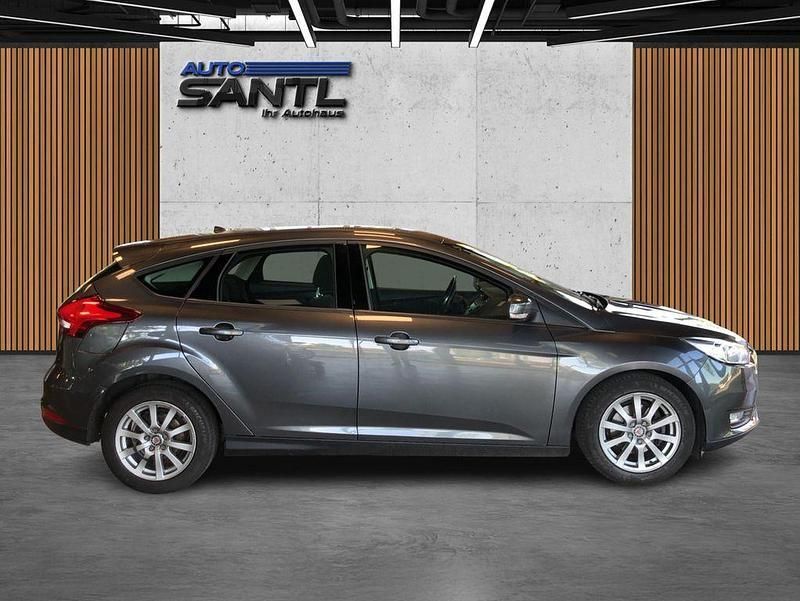 Gebraucht Ford Focus Trend 101 PS (74 kW) 2015 Grau Limousine