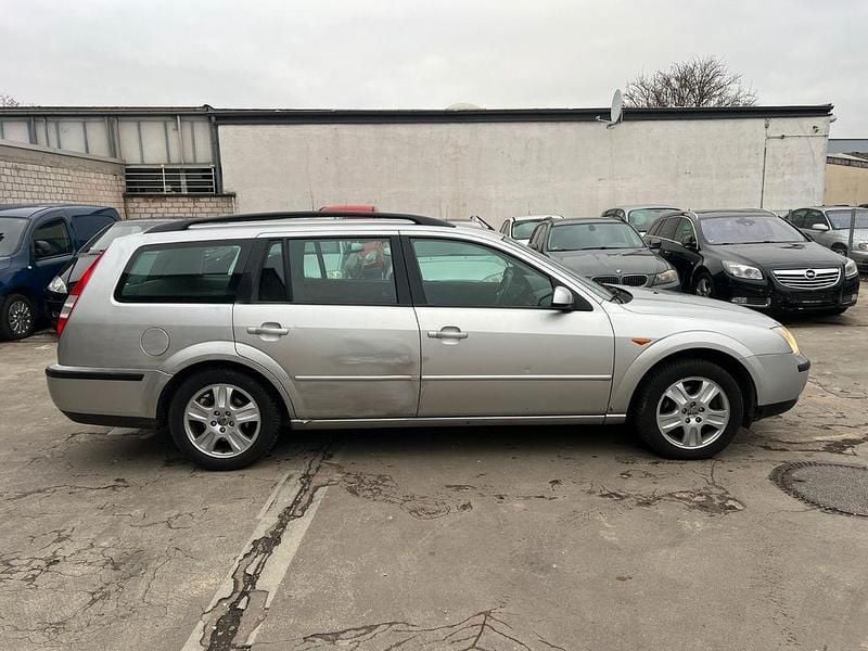 Gebraucht Ford Mondeo Ghia 145 PS (106 kW) 2002 Silber Limousine