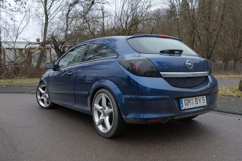 Second-hand Opel Astra 200 CP (147 kW) 2005 Albastru Coupe