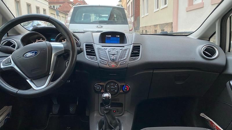 Gebraucht Ford Fiesta SYNC Edition 80 PS (58 kW) 2015 Silber Kleinwagen