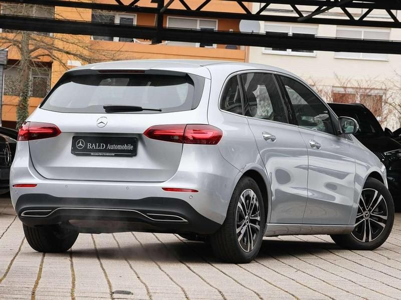 Gebraucht Mercedes B200 Progressive 163 PS (119 kW) 2025 Silber metalliclack hightechs Van / Kleinbus
