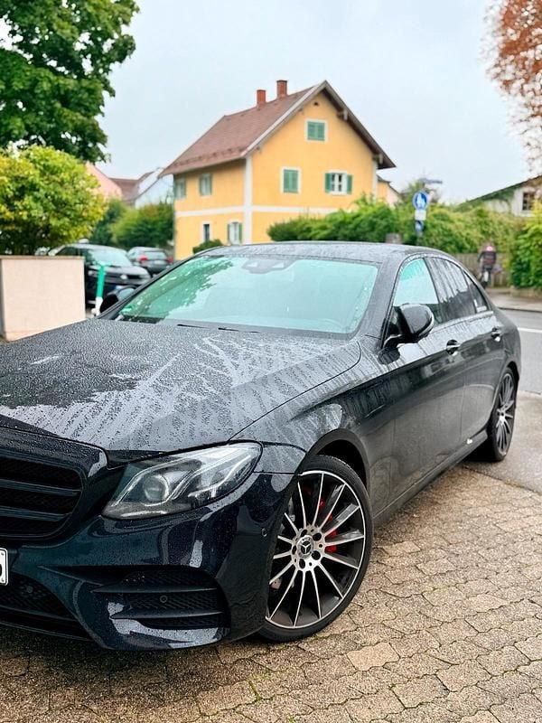 Schwarz Gebraucht 2018 Mercedes E220 AMG line Limousine | 33.500 € - Bild 1/4