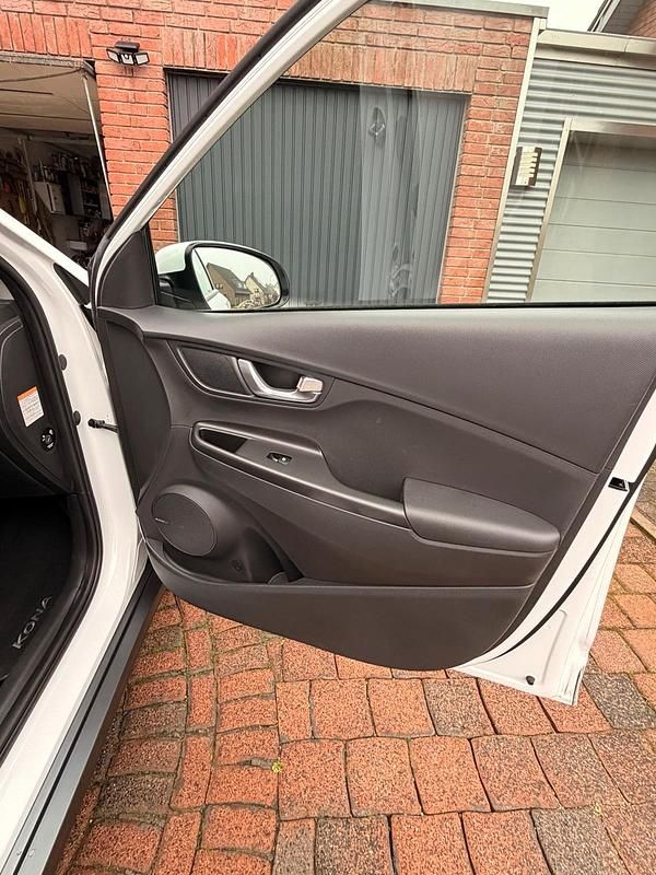 Gebraucht Hyundai Kona 100 kW (136 PS) 2021 Weiß SUV