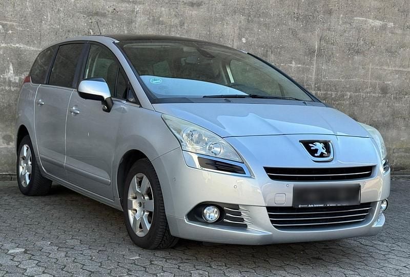 Grau Gebraucht 2012 Peugeot 5008 Van / Kleinbus | 3.990 € (Guter Preis) - Bild 1/4