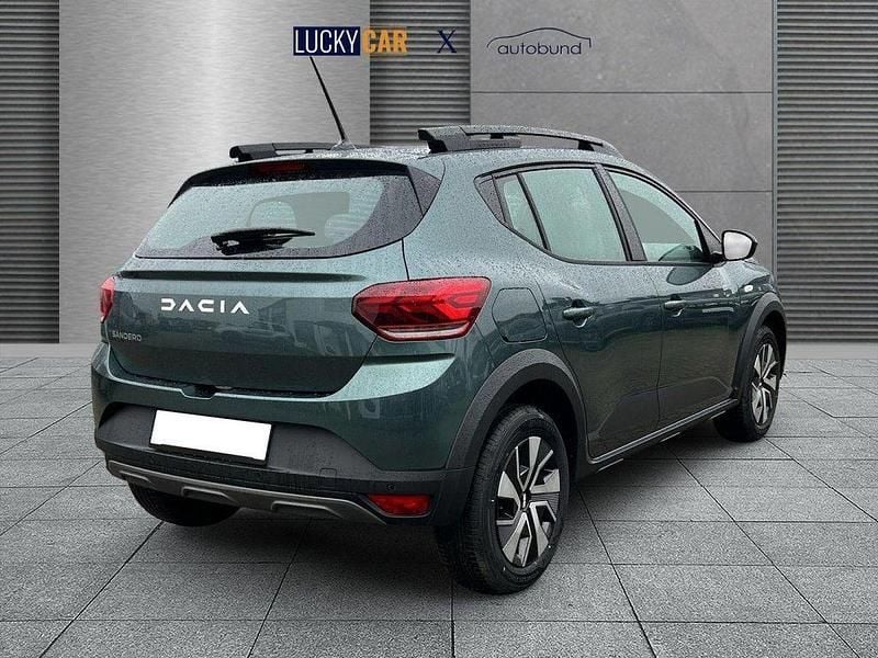 Neu Dacia Sandero Expression 91 PS (66 kW) 2025 Zedergrün SUV