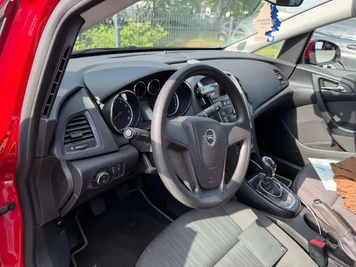 Używany Opel Astra Innovation 101 KM (74 kW) 2011 Czerwony Sedan/Limuzyna