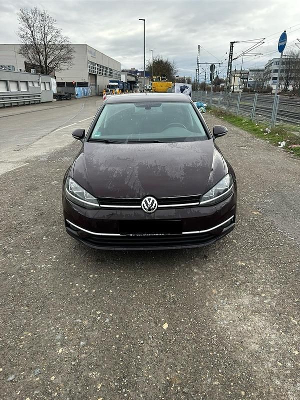 Rot Gebraucht 2017 VW Golf VII Comfortline Kleinwagen | 11.000 € (Guter Preis) - Bild 1/4