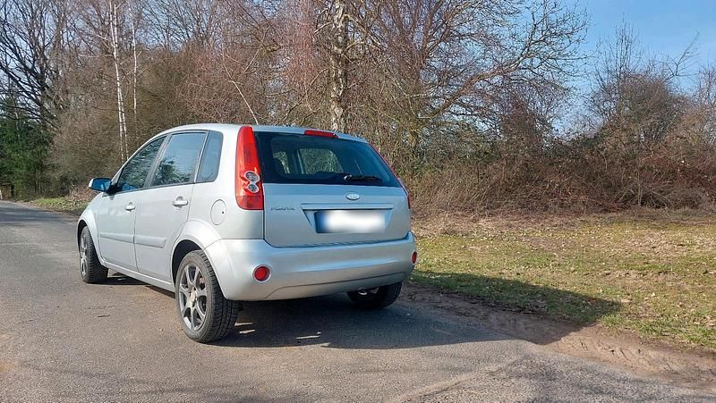 Gebraucht Ford Fiesta 70 PS (51 kW) 2007 Silber Kleinwagen