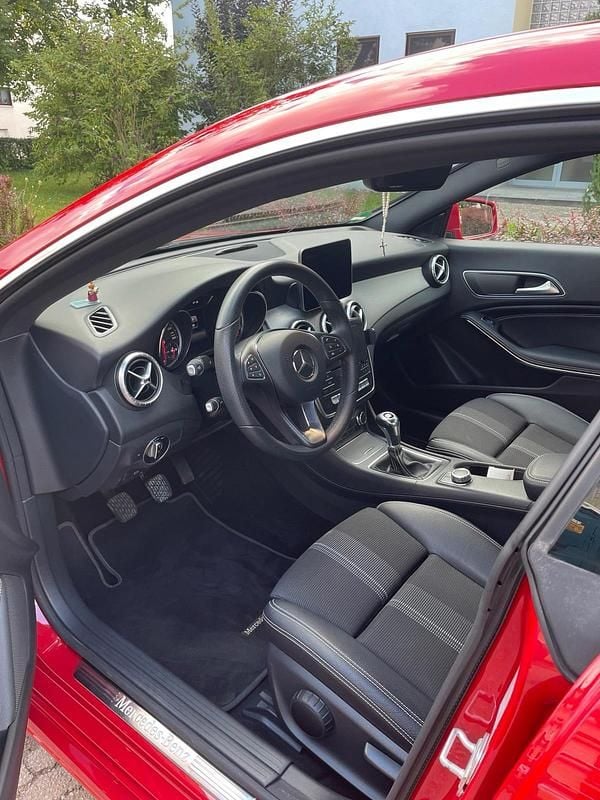 Gebraucht Mercedes CLA180 122 PS (89 kW) 2017 Rot Limousine