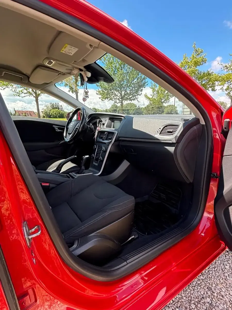 Gebraucht Volvo V40 190 PS (139 kW) 2015 Rot Limousine