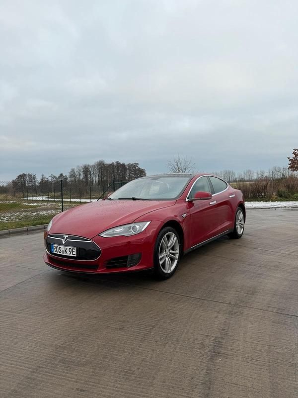 Rot Gebraucht 2013 Tesla Model S Kleinwagen | 18.990 € (Teuer) - Bild 1/4