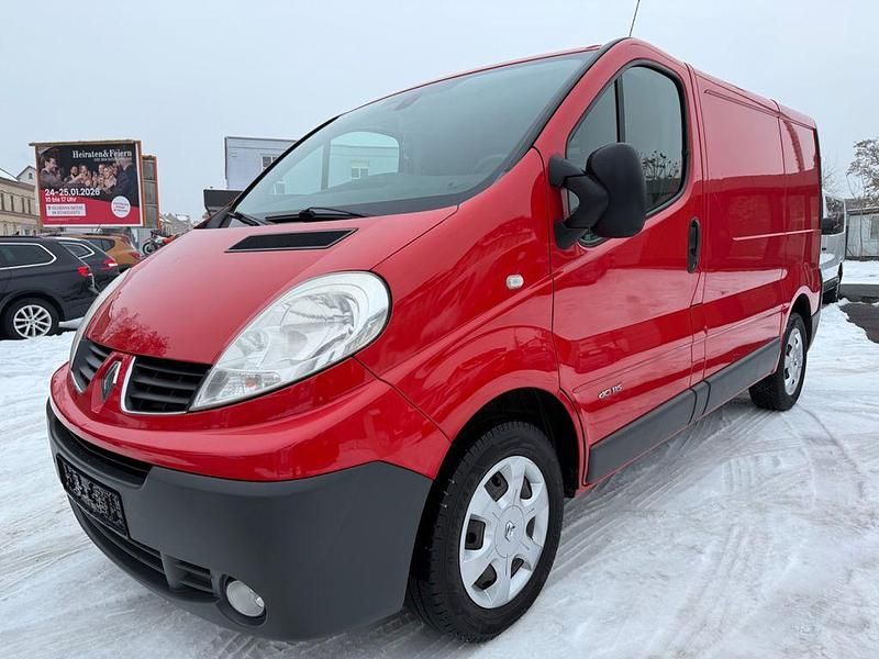 Gebraucht Renault Trafic 114 PS (83 kW) 2013 Rot Van / Kleinbus