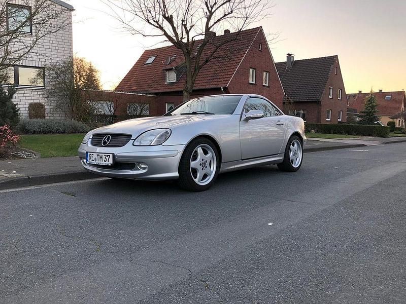 Silber Gebraucht 2001 Mercedes SLK200 Cabrio | 10.600 € - Bild 1/4