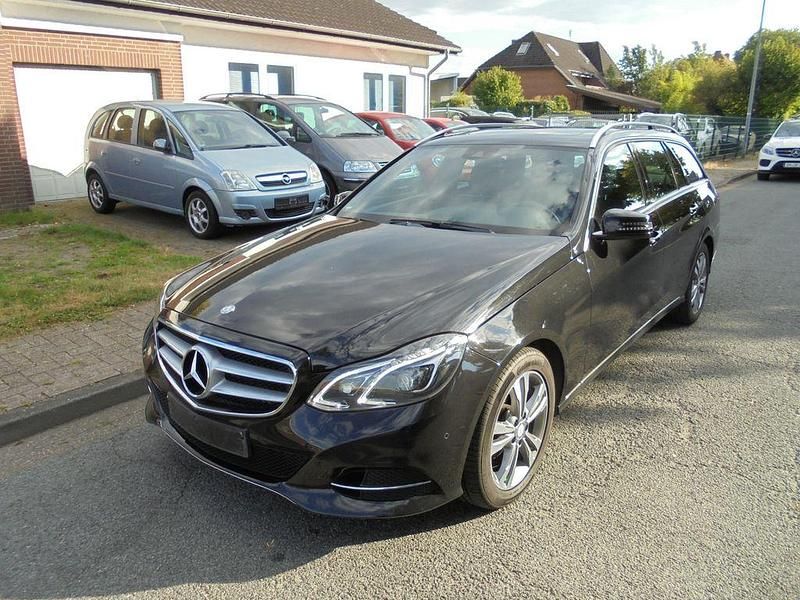 Schwarz Gebraucht 2016 Mercedes E220 Avantgarde Limousine | 13.450 € (Fairer Preis) - Bild 1/4