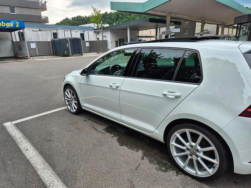 Gebraucht VW Golf VII Highline 150 PS (110 kW) 2019 Weiß Kleinwagen