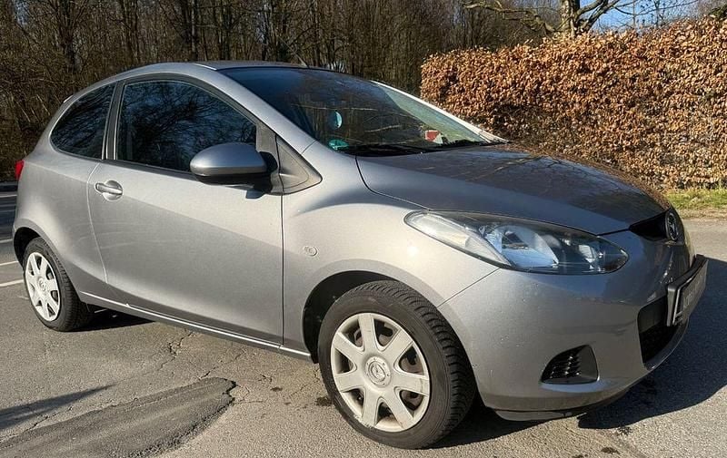 Gebraucht Mazda 2 Inclusive 75 PS (55 kW) 2010 Silber Kleinwagen