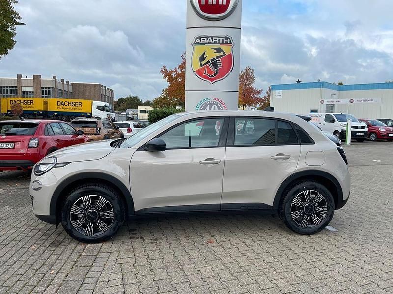 Neu Fiat 600 110 PS (80 kW) 2025 Beige Limousine