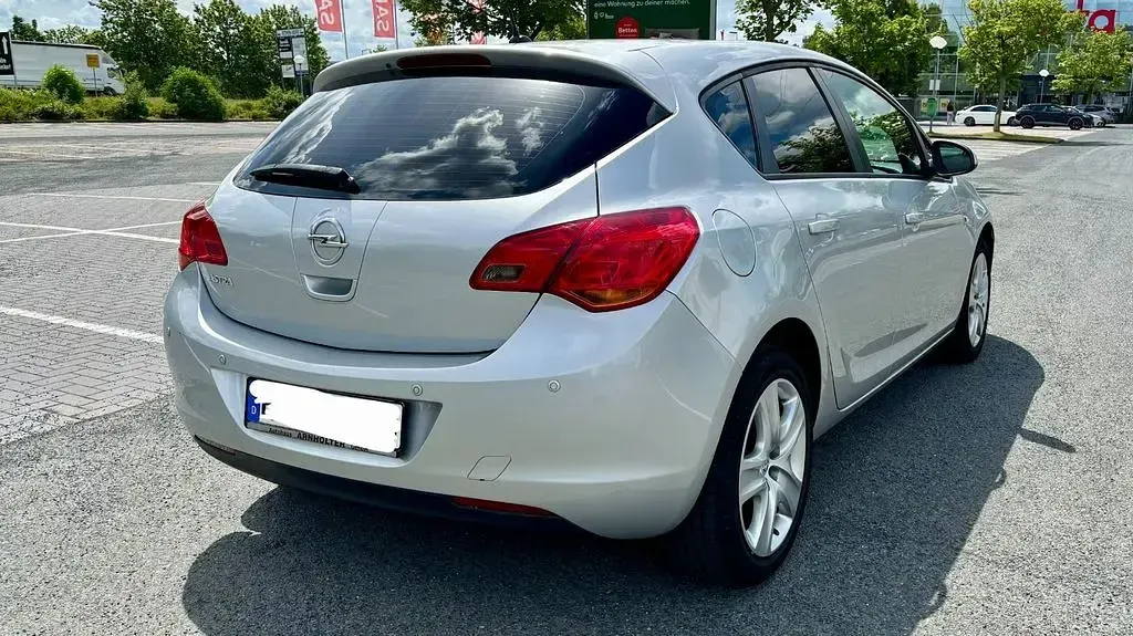 Gebraucht Opel Astra 120 PS (88 kW) 2011 Silber Limousine