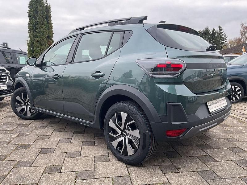 Neu Dacia Sandero Expression 110 PS (80 kW) 2026 Grün Limousine