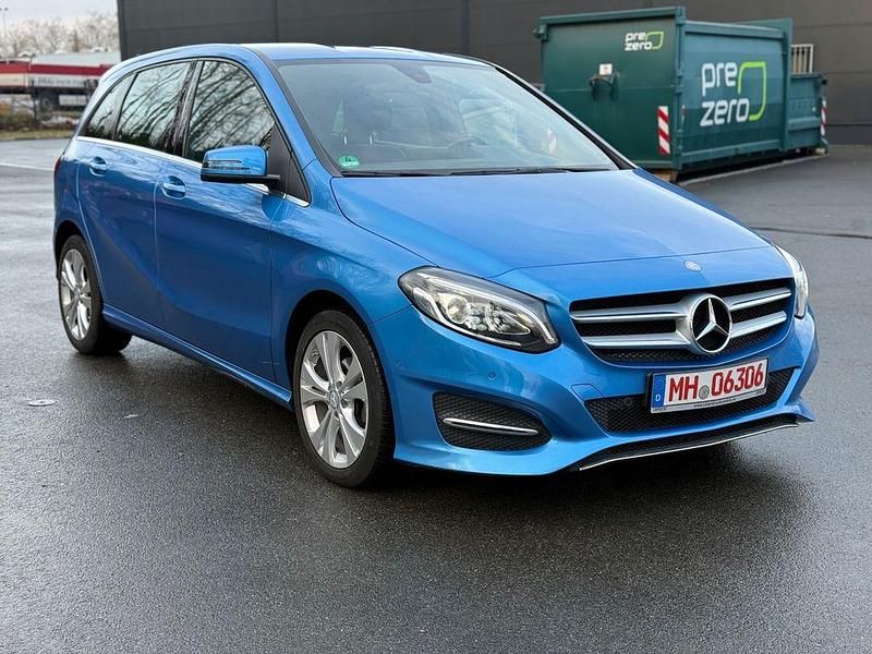 Blau Gebraucht 2015 Mercedes B180 Urban Van / Kleinbus | 13.200 € (Fairer Preis) - Bild 1/4