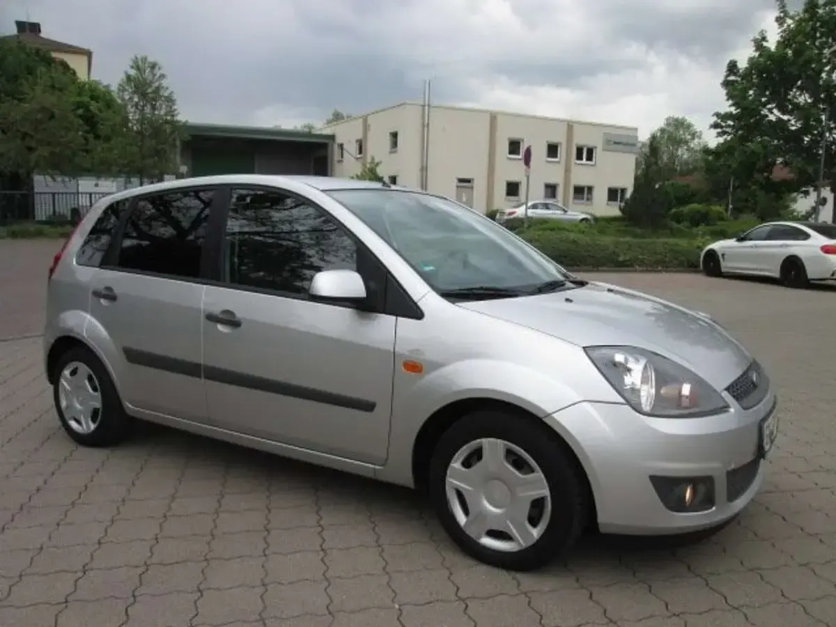 Gebraucht Ford Fiesta Ambiente 69 PS (50 kW) 2006 Silber Kleinwagen