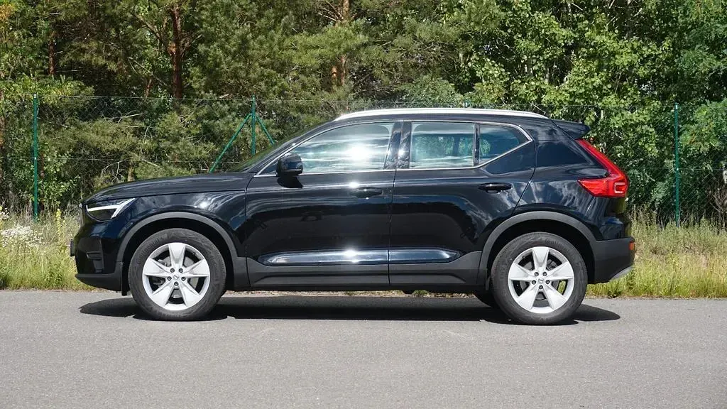 Gebraucht Volvo XC40 Core 163 PS (119 kW) 2023 Schwarz SUV