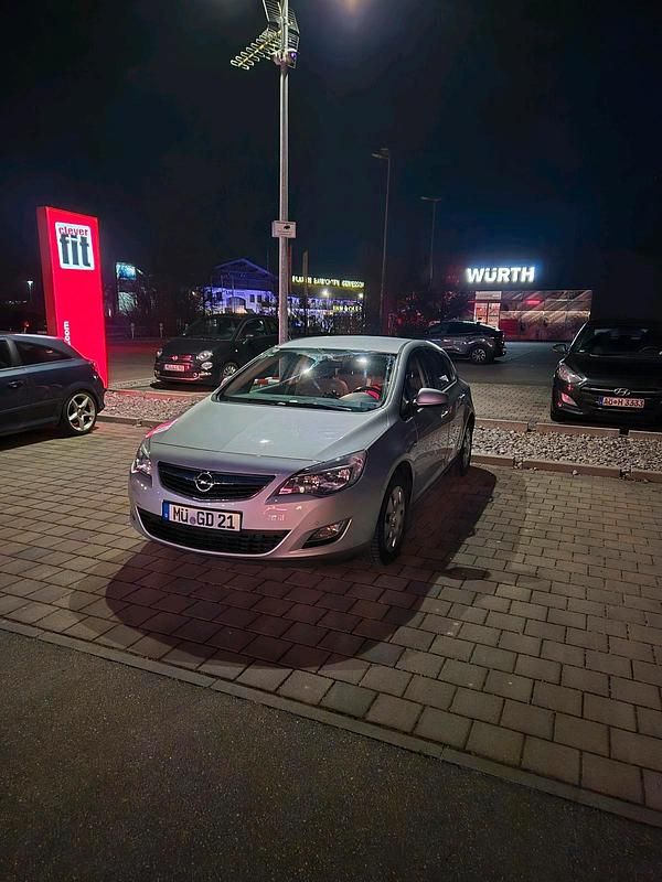 Silber Gebraucht 2011 Opel Astra Edition Limousine | 4.499 € (Fairer Preis) - Bild 1/4