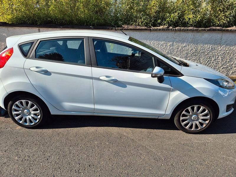 Weiß Gebraucht 2013 Ford Fiesta SYNC Edition Kleinwagen | 4.100 € (Fairer Preis) - Bild 1/4