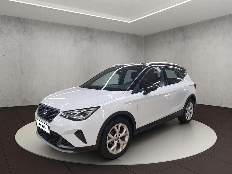 Nevada weiß metallic/midnight schwarz metallic Gebraucht 2023 Seat Arona FR SUV | 20.950 € (Fairer Preis) - Bild 1/4