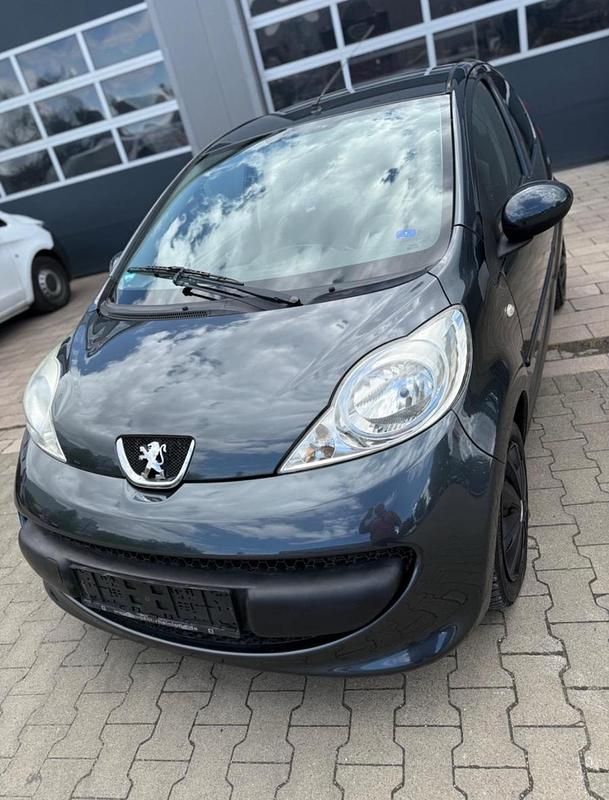 Grau Gebraucht 2006 Peugeot 107 Kleinwagen | 2.000 € (Fairer Preis) - Bild 1/4