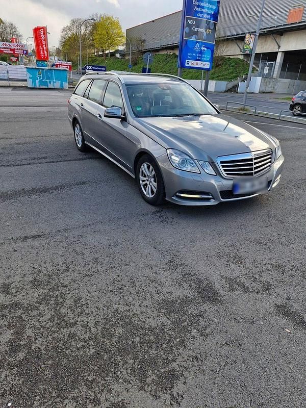 Gebraucht Mercedes E220 170 PS (125 kW) 2011 Grau Kombi