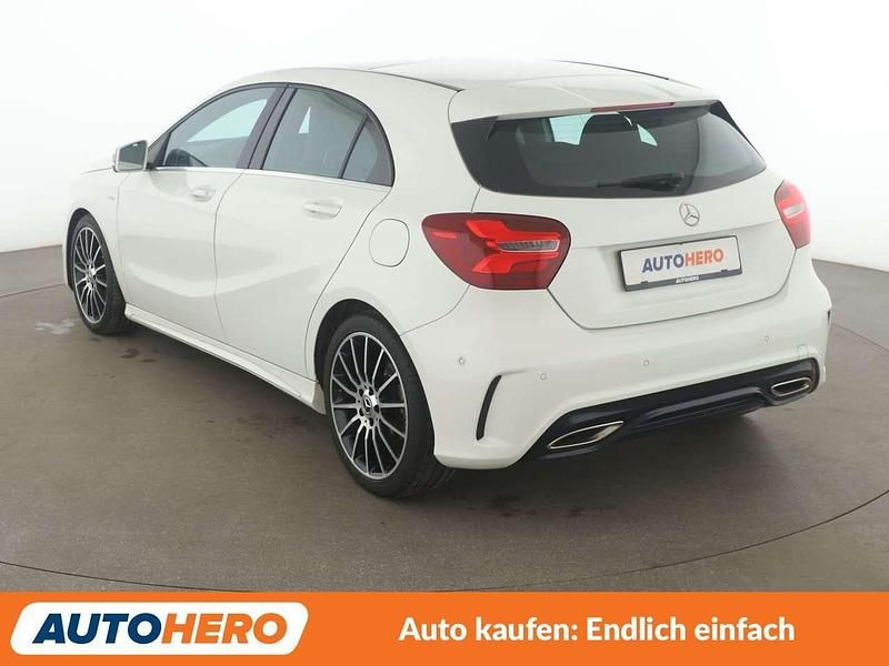 Gebraucht Mercedes A180 AMG 122 PS (89 kW) 2018 Calcitweiss zirrusweiss Limousine
