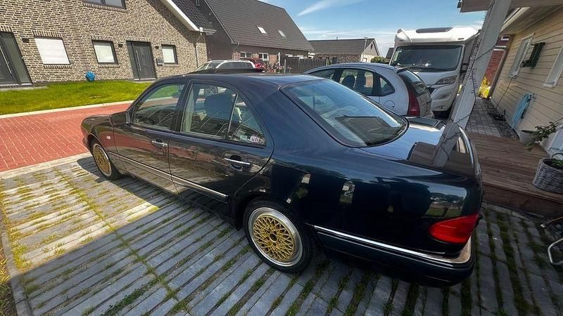Schwarz Gebraucht 1997 Mercedes E200 Elegance Limousine | 4.150 € (Fairer Preis) - Bild 1/4