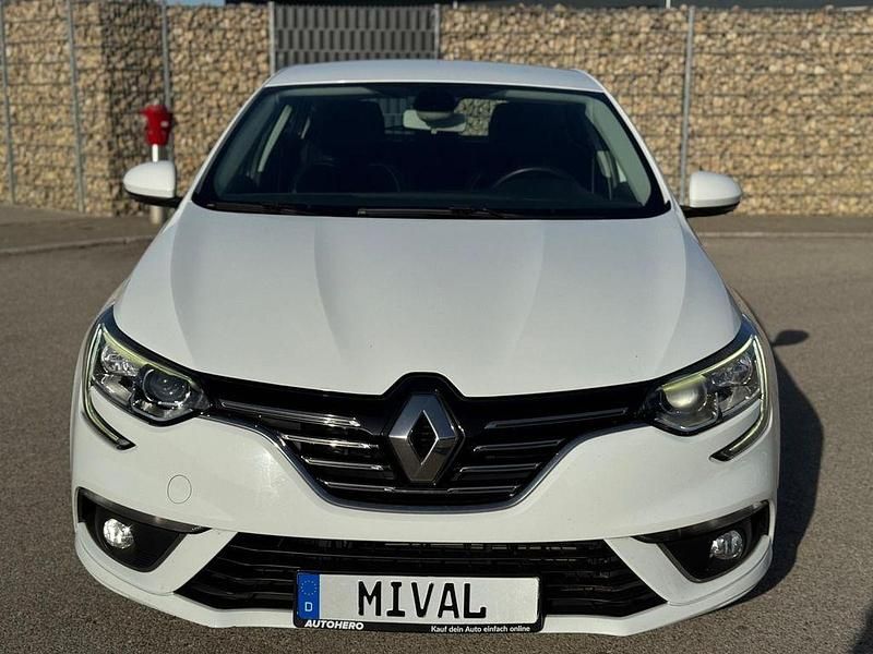 Gebraucht Renault Mégane IV Intens 132 PS (97 kW) 2016 Weiß Limousine
