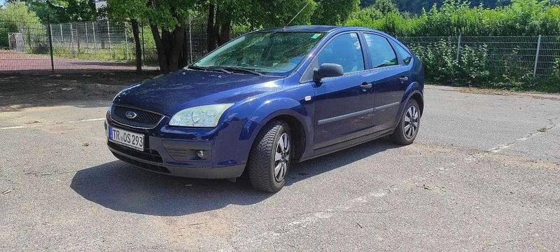 Blau Gebraucht 2005 Ford Focus Ghia Limousine | 2.500 € (Etwas zu teuer) - Bild 1/4