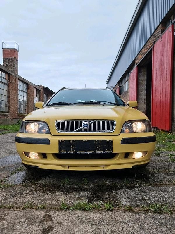 Gelb Gebraucht 2001 Volvo V40 Kombi | 1.300 € (Fairer Preis) - Bild 1/4