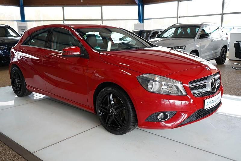 Gebraucht Mercedes A180 122 PS (89 kW) 2015 Rot Limousine