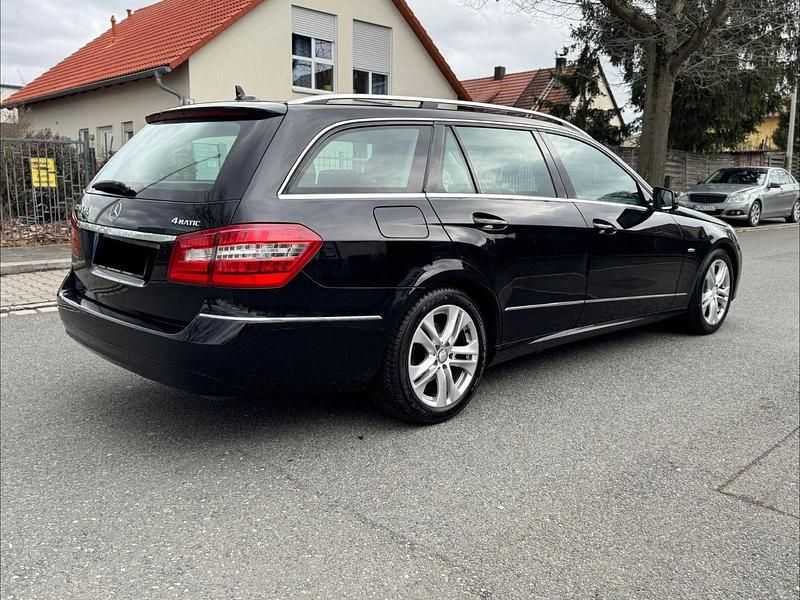 Gebraucht Mercedes E250 204 PS (150 kW) 2011 Schwarz Kombi