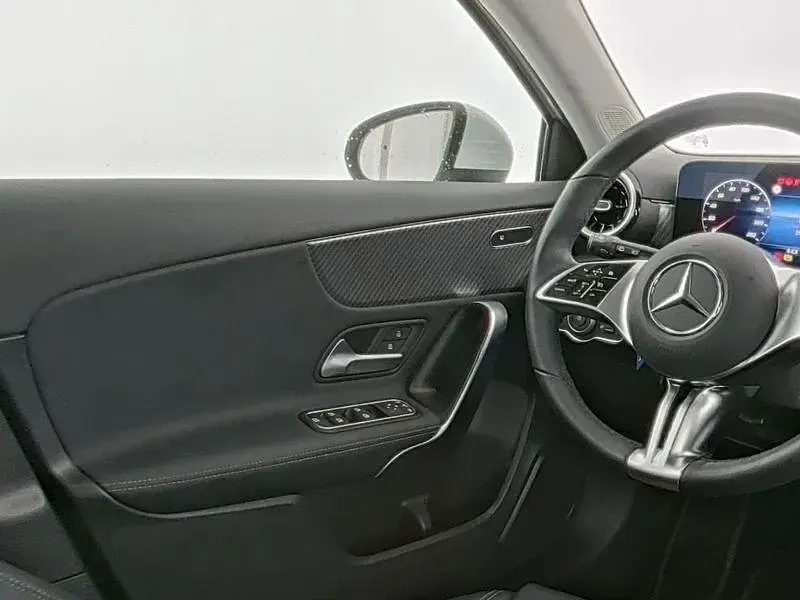 Gebraucht Mercedes A200 150 PS (110 kW) 2024 Unilack polarweiß Limousine