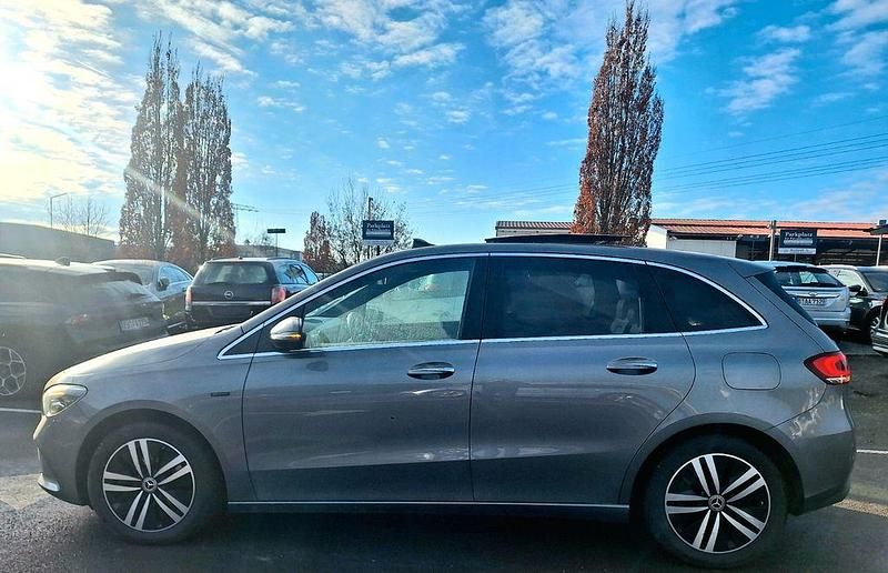 Grau Gebraucht 2020 Mercedes B250e Van / Kleinbus | 17.990 € (Fairer Preis) - Bild 1/4