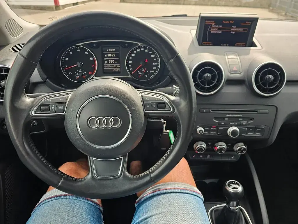 Gebraucht Audi A1 Attraction 122 PS (89 kW) 2012 Misanorot Kleinwagen