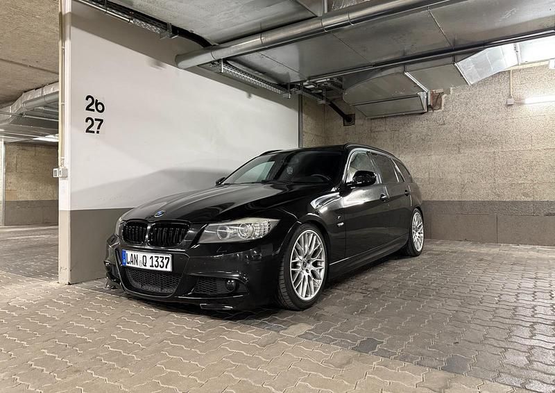 Schwarz Gebraucht 2010 BMW 330 Performance Kombi | 12.900 € - Bild 1/4