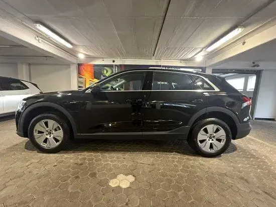 Używany Audi e-tron Comfort 230 kW (313 KM) 2022 Czarny SUV