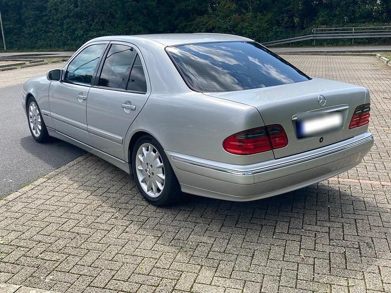 Gebraucht Mercedes E240 Avantgarde 170 PS (125 kW) 2000 Silber Limousine
