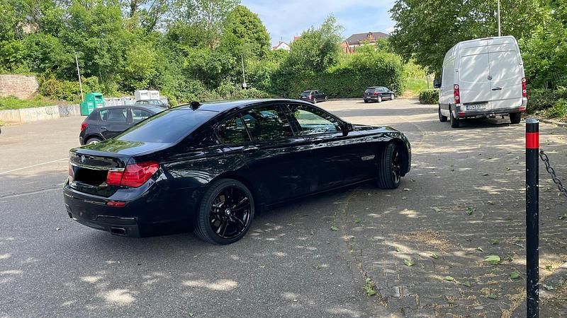 Schwarz Gebraucht 2012 BMW 740 Luxury Line Limousine | 13.499 € (Fairer Preis) - Bild 1/4