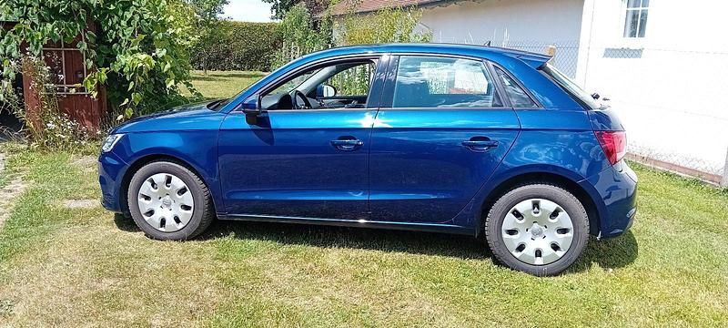 Blau Gebraucht 2018 Audi A1 Sportback Kleinwagen | 14.699 € - Bild 1/4