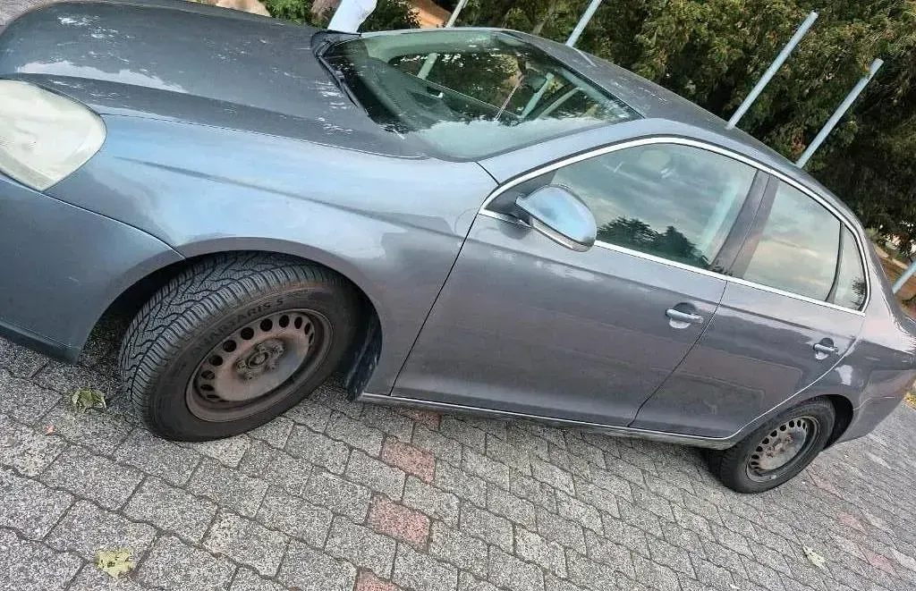 Gebraucht VW Jetta 115 PS (84 kW) 2005 Grau Limousine