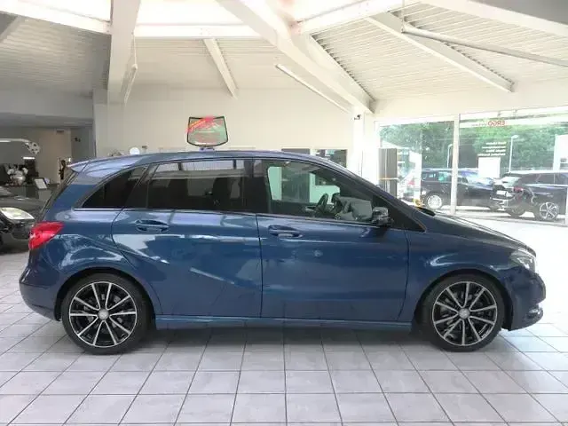 Gebraucht Mercedes B200 156 PS (114 kW) 2012 Blau Kleinwagen