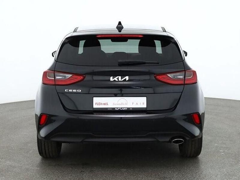 Neu Kia Ceed 140 PS (102 kW) 2025 Silber Kleinwagen