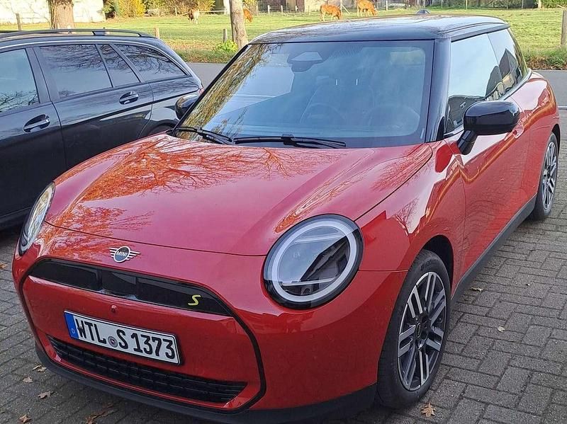 Neu Mini Cooper SE 160 kW (218 PS) 2025 Rot Kleinwagen